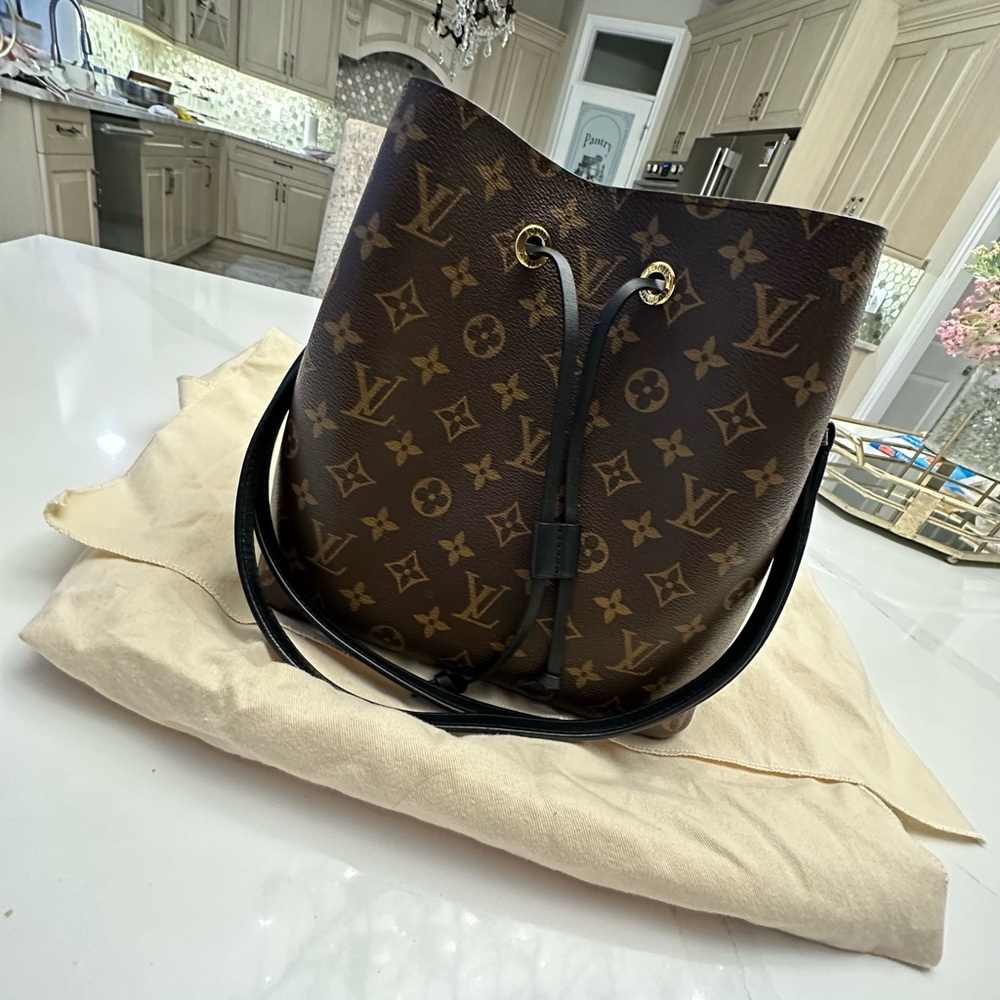 100% Authentic Louis Vuitton NéoNoé MM bag